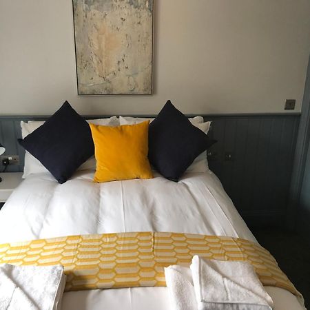 넘버 16 호텔 시햄 객실 사진 The bedroom at The Old Post Office