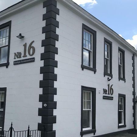 넘버 16 호텔 시햄 외부 사진 The former railway station at 16 Station Road, now a private house