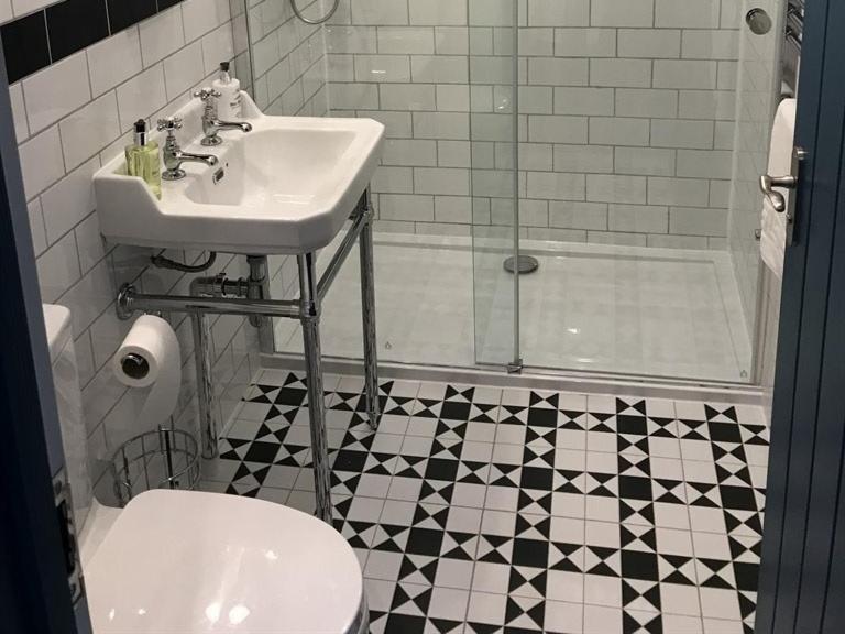 넘버 16 호텔 시햄 외부 사진 Bathroom with shower enclosure