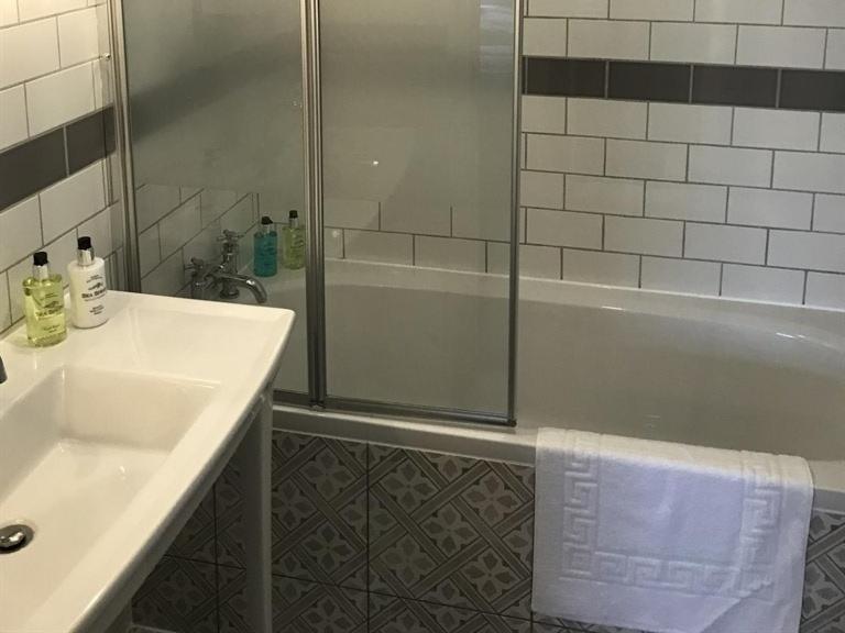 넘버 16 호텔 시햄 외부 사진 A shower enclosure with a sliding door