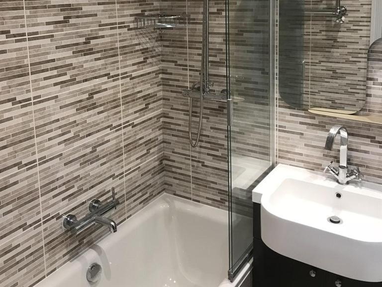 넘버 16 호텔 시햄 외부 사진 Bathroom with shower enclosure