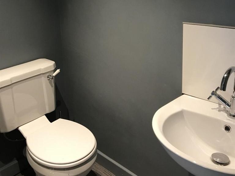 넘버 16 호텔 시햄 객실 사진 A modern toilet and sink