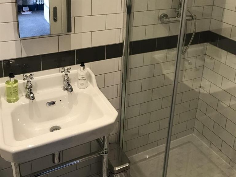 넘버 16 호텔 시햄 객실 사진 A shower cubicle