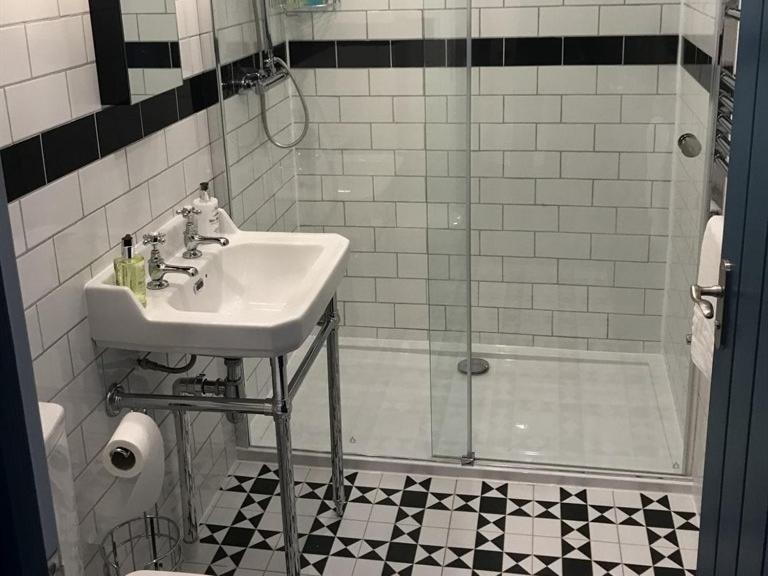 넘버 16 호텔 시햄 객실 사진 A shower enclosure