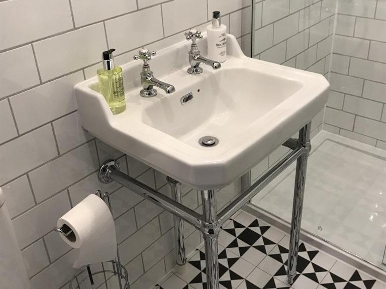 넘버 16 호텔 시햄 객실 사진 A modern washbasin