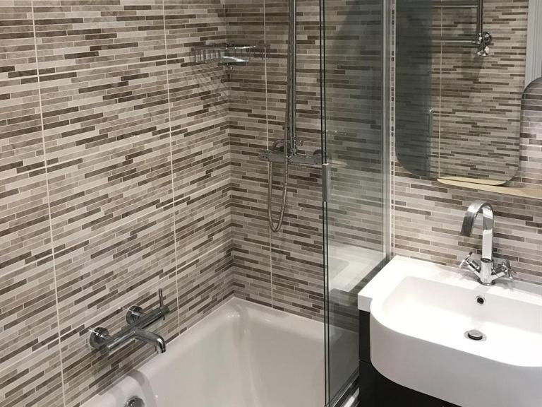 넘버 16 호텔 시햄 객실 사진 Bathroom with shower enclosure