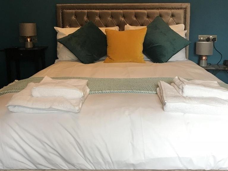 넘버 16 호텔 시햄 객실 사진 A bed with a headboard