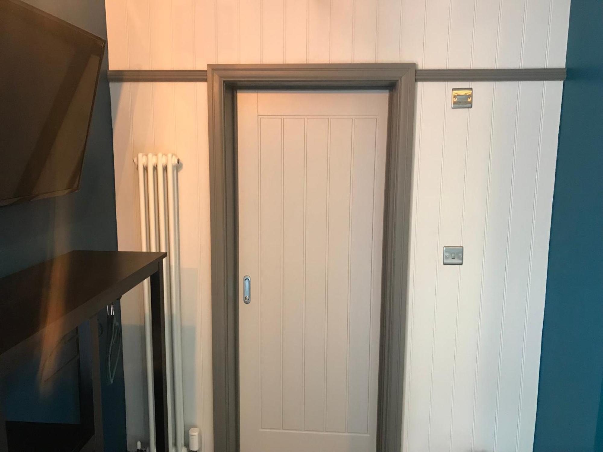 넘버 16 호텔 시햄 객실 사진 A door with a door stop