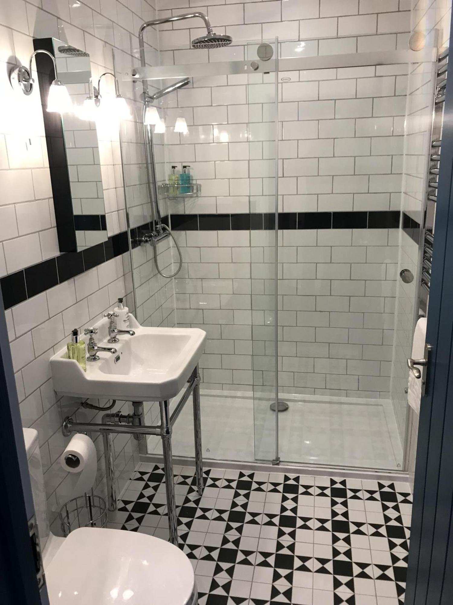 넘버 16 호텔 시햄 객실 사진 A shower cubicle