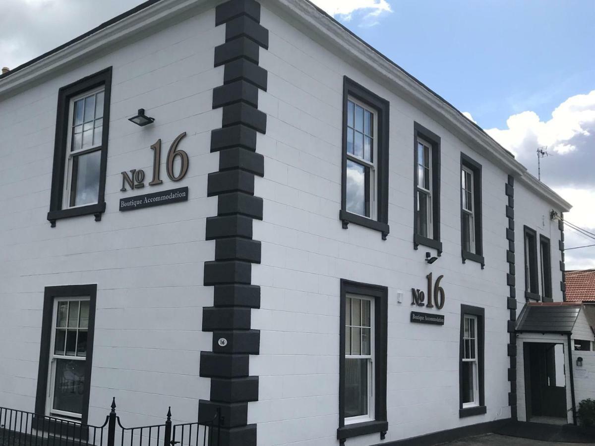 넘버 16 호텔 시햄 외부 사진 The former railway station at 16 Station Road, now a private house